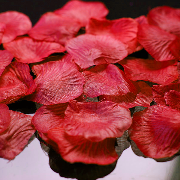 Textilní plátky růží na házení 48x52mm - červená (100ks/bal)