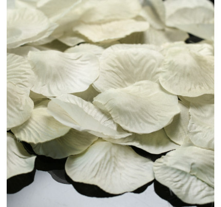 Textilní plátky růží na házení 48 x 52 mm - smetanová (100 ks/bal)
