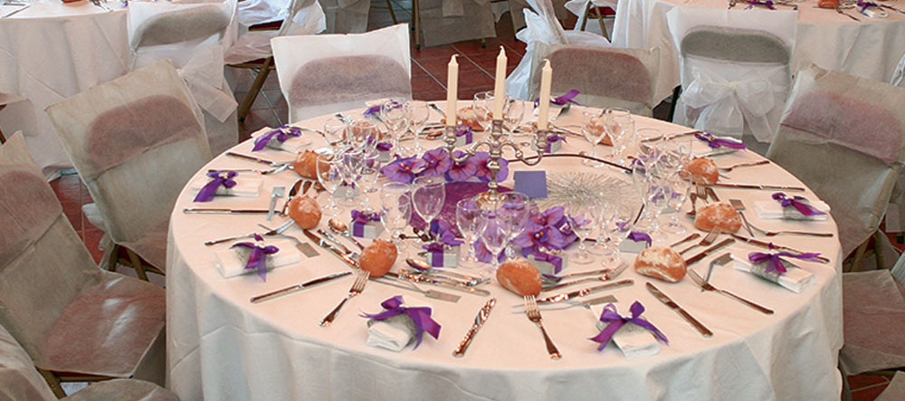 filaová, lila a švestková na svatebním stole