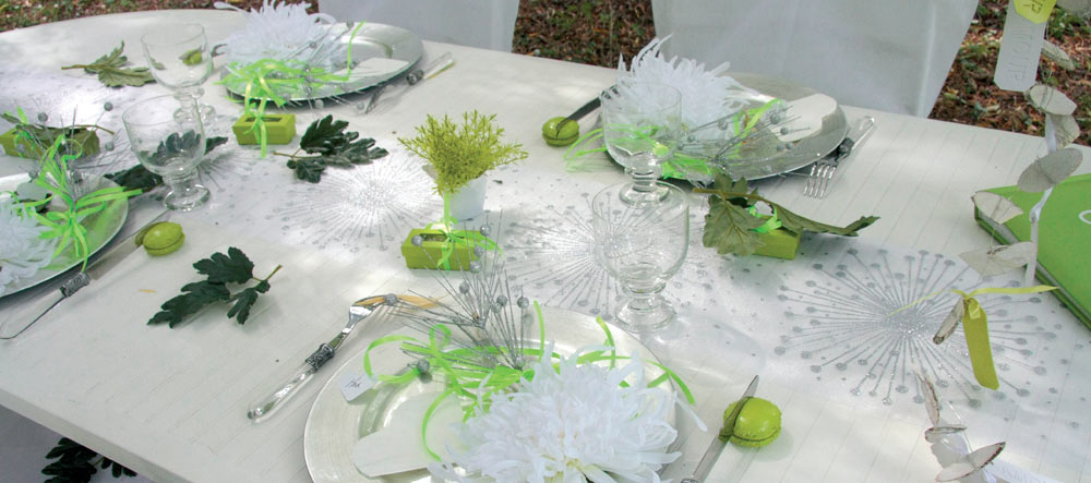 Zelená a stříbrná na svatebním stole.